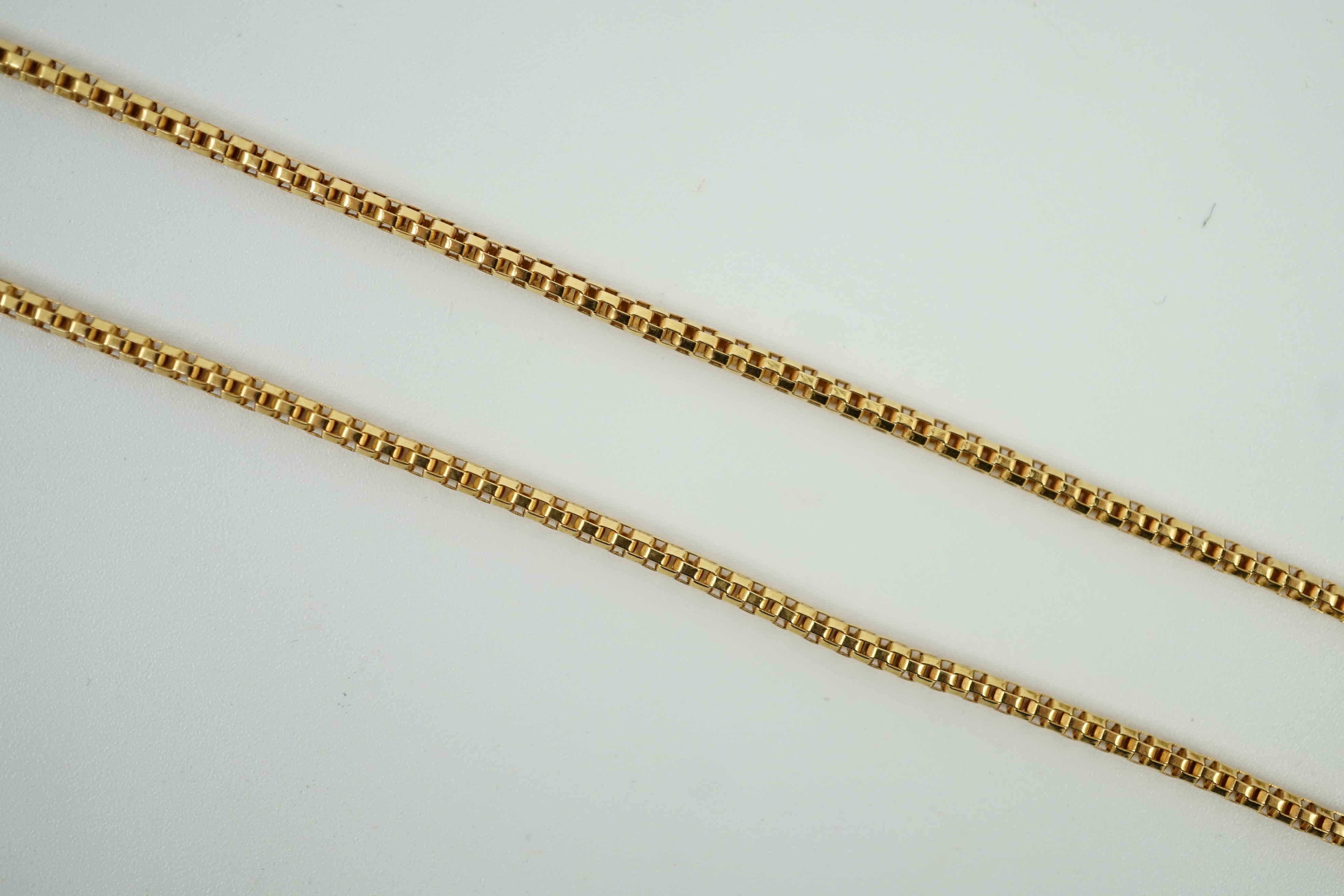 A modern 750 yellow metal chain, 48cm, 7.5 grams.